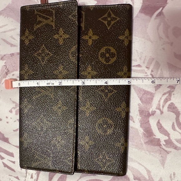 Louis Vuitton Brown Monogram Wallet folding with a snap closure - Picture 10 of 10